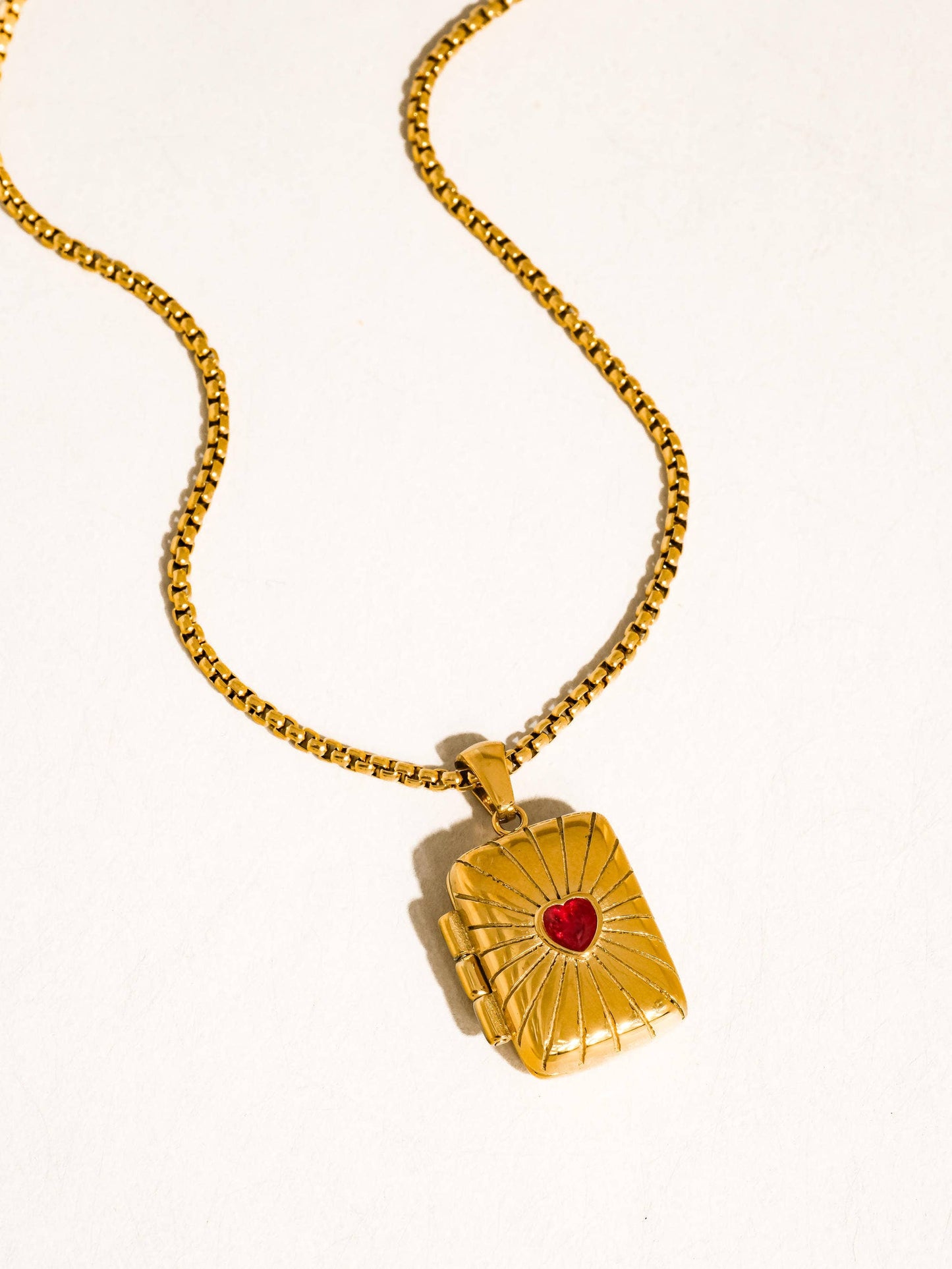 Heart Locket Pendant Necklace; Lavande (18K Gold Non-Tarnish)