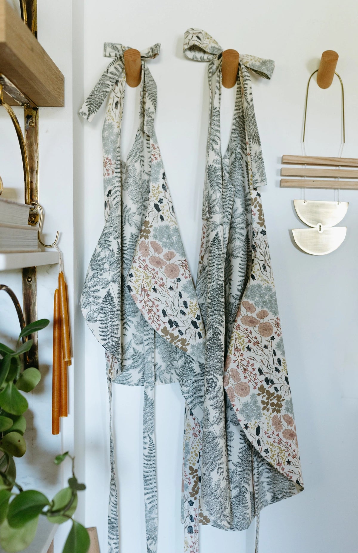 The Bonnie Child's Apron | Reversible Fern & Floral Full Apron