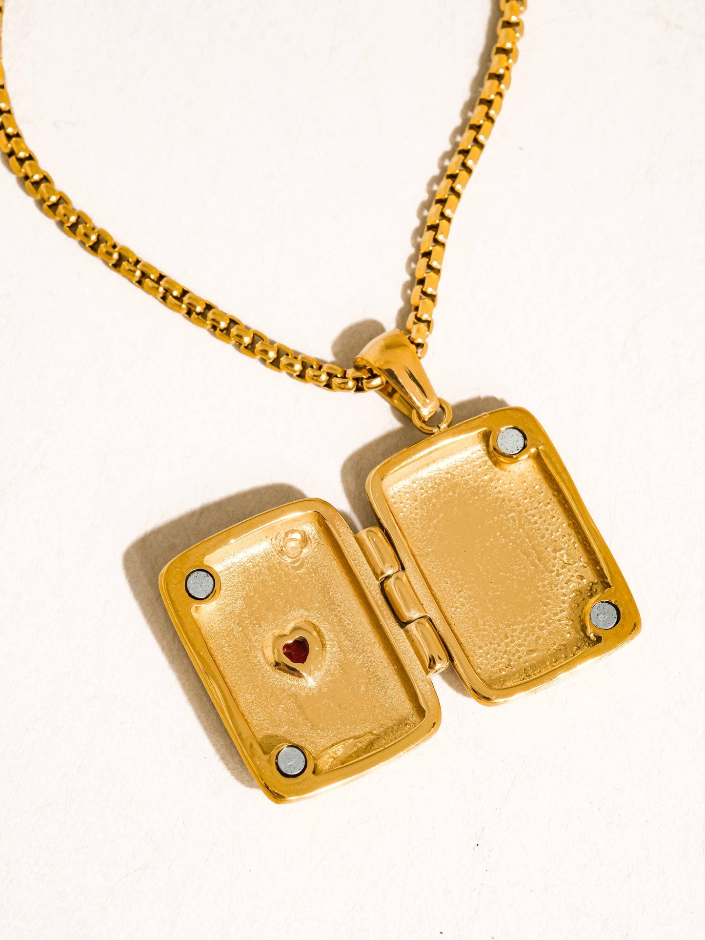 Heart Locket Pendant Necklace; Lavande (18K Gold Non-Tarnish)