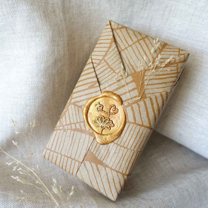 Wax Seal Stamp; Bee Flower (With Handle, Gift Box, & Storage Bag)